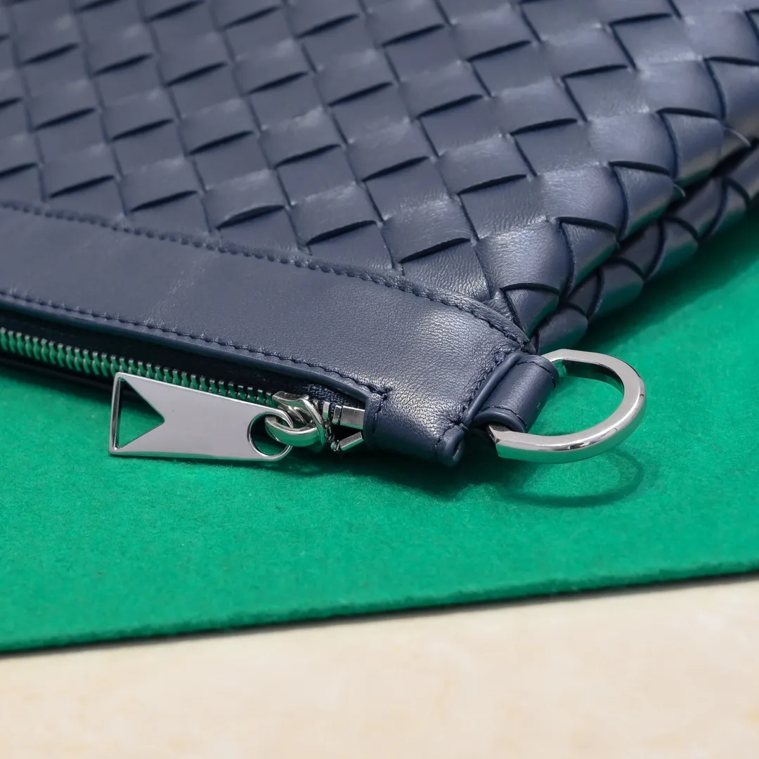 Batch 1360 Bottega Veneta's Bottega Veneta handbag transforms into a man in seconds ⌨️The texture is great! The weaving process is exquisite, simple and elegant, and it perfectly matches any clothes! Whether you are out on the street or on a date, it can instantly improve your overall taste. It can not only hold your wallet and mobile phone, but also the charm of your male god. Style number: 6518 Size: 33*22*7cm